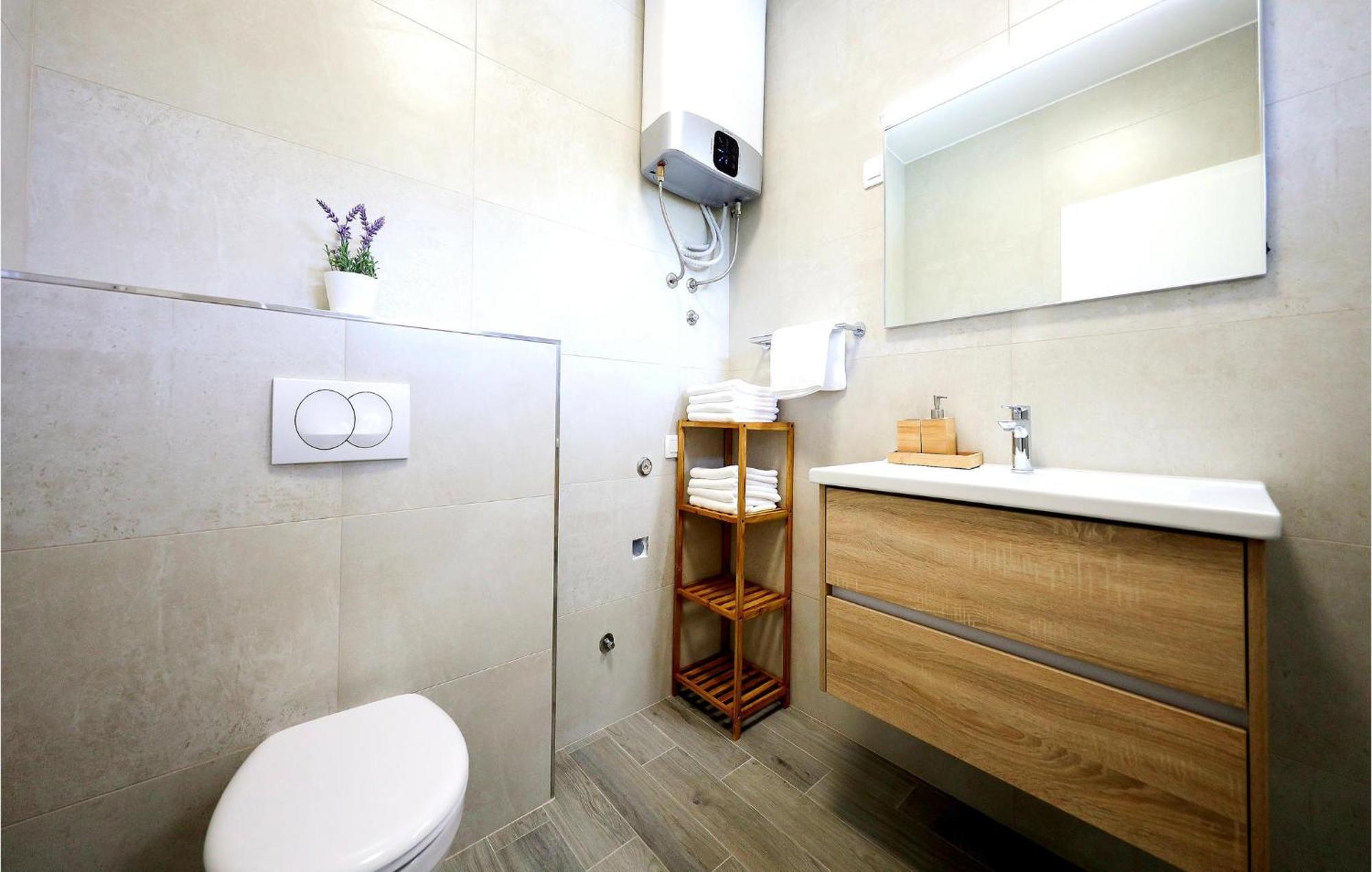 Stunning Home In Vrsi With Kitchen Exterior foto